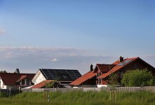Einfamilienhäuser hinter einer Schutzwand - Karl-Josef Hildenbrand/dpa-tmn