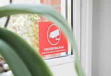 Der Hinweis auf Kamera&uuml;berwachung - Christin Klose/dpa-tmn