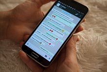 Ein M&auml;dchen schreibt Nachrichten auf ihrem Smartphone - Silvia Marks/dpa-tmn