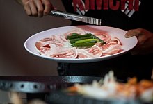 Schweinebauch auf einem Teller - Foto: Franziska Gabbert/dpa-tmn