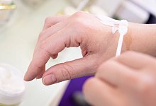 Ein Frau testet eine Handcreme - Franziska Gabbert/dpa-tmn