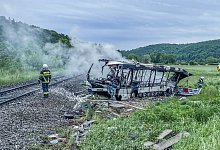 Bus kollidiert mit Zug - Foto: Dennis Straub/OMW Images/dpa