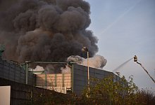 Brand in Recyclingbetrieb verursacht riesige Rauchs&auml;ule - Alexander Forstreuter/dpa