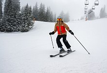 Skifahrerin f&auml;hrt eine Skipiste hinab - Benjamin Nolte/dpa-tmn