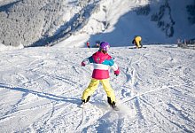 Kind &uuml;bt Skifahren - Florian Schuh/dpa-tmn