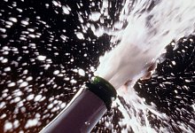 Sekt spritzt aus einer Flasche - DWI/deutscheweine.de/dpa-tmn