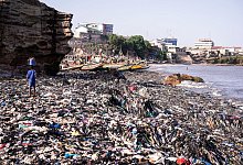Textilm&uuml;ll am Strand von Accra - Kevin McElvaney/Deutsche Umwelthilfe/dpa