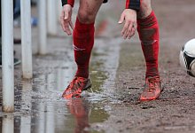 Pfützen auf dem Aschenplatz: Eine Wasserschlacht entfällt am Sonntag in Horn, der TSV weicht nach Schlangen aus. - Jörg Hagemann