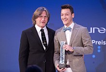 Talente-Ausbilder Norbert Elgert (r) mit Mesut &Ouml;zil - J&ouml;rg Carstensen/dpa