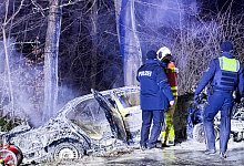Auto kommt von Stra&szlig;e ab und brennt aus - Marc Gruber/7aktuell.de/dpa