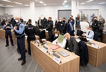 Die Angeklagten im Prozess um den Juwelendiebstahl im Gr&uuml;nen Gew&ouml;lbe sitzen vor Prozessbeginn im Verhandlungssaal auf ihren Pl&auml;tzen. - Sebastian Kahnert/dpa-Zentralbild-Pool/dpa