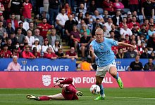 Manchesters Erling Haaland (r) setzt sich im Zweikampf gegen Liverpools Andrew Robertson durch. - Frank Augstein/AP/dpa