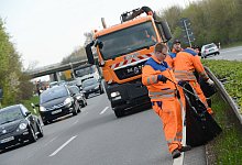 M&uuml;ll-Beseitigung Autobahn - Symbolfoto: dpa