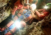 Italienische Höhlenforscherin sitzt in der Tiefe fest - -/Italienische Bergrettung/dpa