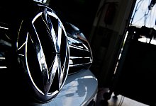 VW-Logo an einem Auto - Foto: Julian Stratenschulte/dpa/dpa-tmn