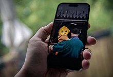 Ein Smiley verdeckt ein Kind - Zacharie Scheurer/dpa-tmn