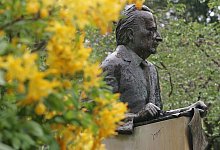 Von Regen nass glänzt die Bronzebüste des Philosophen Karl Jaspers (1883-1969) in einer Parkanlage in seiner Geburtsstadt Oldenburg. - Ingo Wagner/dpa