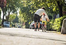 Vater und Tochter beim Fahrradfahren - Christin Klose/dpa-tmn/dpa