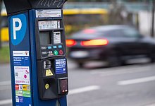 Ein Parkautomat am Straßenrand in einer Parkzone - Monika Skolimowska/dpa/dpa-tmn