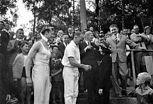 Siegerehrung beim Open-Air-Bezirksturnfest 1964 durch Gauturnwart Fritz Ellersiek aus Helpup. Hinter ihm B&uuml;rgermeister Heinrich Kramer, rechts davon TSV-Vorsitzender Fritz Broscheit. - Horst Biere