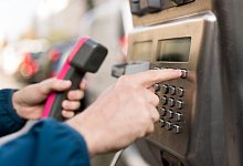 Telefonieren mit Kreditkarte - Foto: Alexander Heinl/dpa-tmn