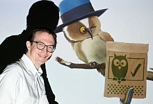 Jan Reichert, Geschäftsführer der Firma kr3m, im Hintergrund die App «Klima Buddy» mit einem Waldkauz. Die App ist ein Projekt des Landes Baden-Württemberg und soll 2022 erscheinen. - Uli Deck/dpa