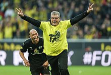 Leonardo Dede und Stadionsprecher Norbert Dickel jubeln nach einem Tor. - picture alliance / dpa/Archivbild