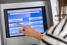 Frau hebt Geld an einem Automaten ab - Benjamin Nolte/dpa-tmn