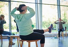 Menschen bei Reha-Übungen in einer Turnhalle - Annette Riedl/dpa/dpa-tmn