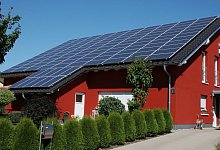 Solarzellen auf einem Hausdach - Nestor Bachmann/dpa-tmn