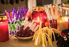 Gruselige Halloween-Speisen auf einem Tisch - Christin Klose/dpa-tmn