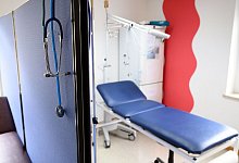 Stethoskope h&auml;ngen im Behandlungszimmer einer Hausarztpraxis. - Sebastian Kahnert/dpa-Zentralbild/dpa/Symbolbild