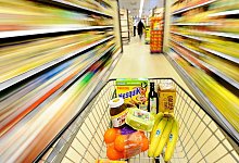 Einkauf im Supermarkt - Foto: Julian Stratenschulte/dpa