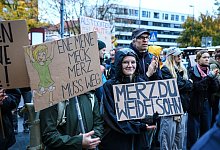 Rund 2.400 Menschen demonstrieren in NRW: «Merz muss weg» - Alex Talash/dpa