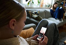 Symbolbild - Smartphone-Nutzung bei Kindern - Annette Riedl/dpa