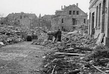 Blick in die von-C&ouml;lln-Stra&szlig;e Richtung Technikum: Nur wenige H&auml;user konnten der zweit&auml;gigen Bombardierung Stand halten. Foto: Privat