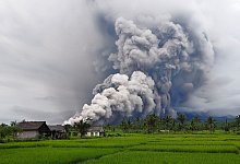 Vulkan Semeru in Indonesien spuckt Aschesäule - Dwi Sasongko/XinHua/dpa