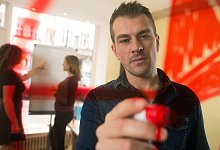 Mann malt zur Visualisierung einen Kreis an eine Plexiglasscheibe - Klaus-Dietmar Gabbert/dpa-tmn