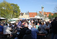 Prost: Die Veranstalter hoffen wie auf diesem Bild von einem vergangenen Bierbrauerfest auf gutes Wetter. Auf dem Salzhof werden 10.000 Besucher erwartet. - Daniel Hobein
