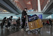 Reisende in Peking - Andy Wong/AP/dpa