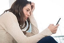 Frau mit Smartphone - Christin Klose/dpa-tmn