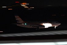 Charterflug mit afghanischen Ortskr&auml;ften angekommen - Hendrik Schmidt/dpa