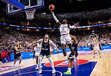 NBA-Profi Dennis Schr&ouml;der (M.) punktet per Korbleger. - Marius Becker/dpa