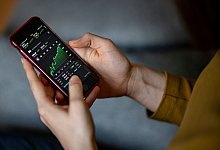 Trading am Smartphone - Fabian Sommer/dpa