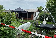 In dieser von der Polizei gesicherten und bewachten Kleingartenlaube sollen vier Männer zwei Kinder brutal vergewaltigt und ihr Tun noch gefilmt haben. - Martin Krause