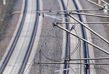 Oberleitungen - Julian Stratenschulte/dpa