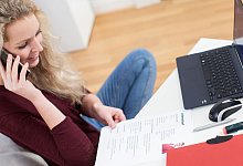 Eine Frau bewirbt sich auf eine Stelle - Christin Klose/dpa-tmn