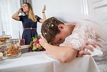 Braut mit Kopf auf Tisch - Christin Klose/dpa-tmn