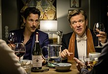 Ren&eacute; (Justus von Dohnanyi, 2.v.r.) und Thomas (Florian David Fitz, 2.v.l.) sind bei Freunden zum Essen eingeladen. - ---/ARD Degeto/2018 Constantin Film/dpa