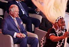 Der britische Prinz Charles verfolgt den Auftritt traditioneller T&auml;nzer w&auml;hrend der Er&ouml;ffnungszeremonie des Treffens der Regierungschefs des Commonwealth (CHOGM). - Dan Kitwood/Getty Images Europe Pool/AP/dpa